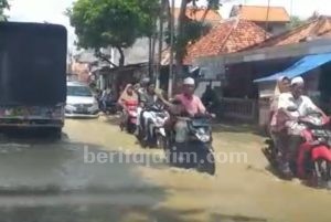 Jalan Raya Blega Banjir, Arus Lalin di Madura Terganggu
