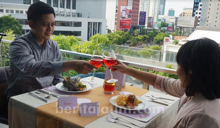 Dinner Romantic dengan Western Set ala Crown Prince Hotel, Bonus Pemandangan Kota Surabaya