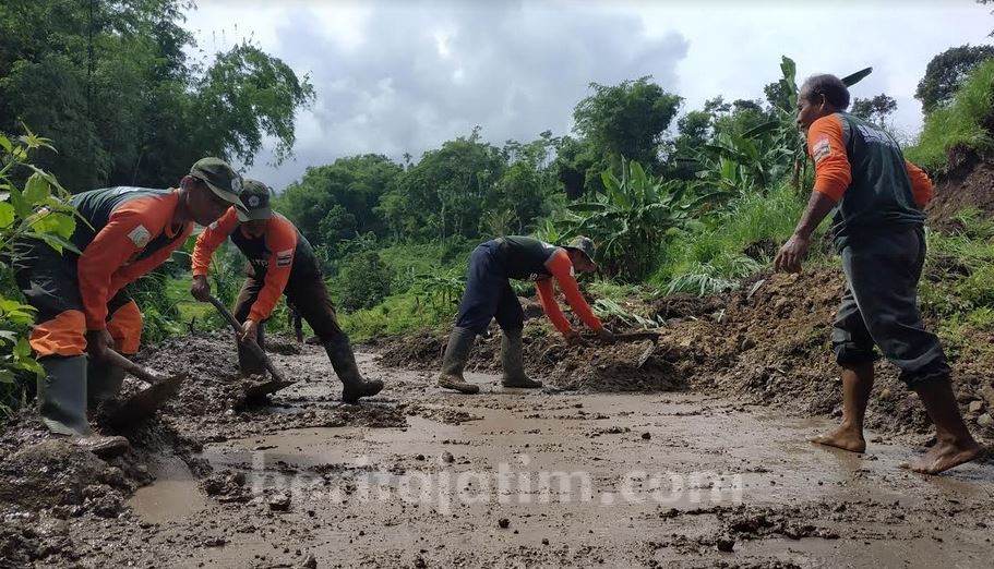 Longsor Juga Tutup Jalur Pertanian di Pacet