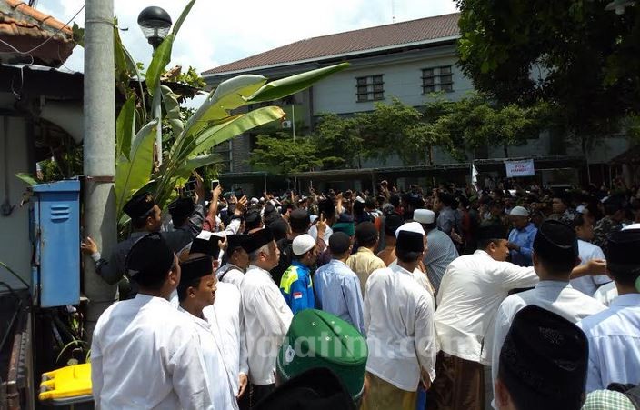 Tiba di Tebuireng, Jenazah Gus Sholah Disambut Ribuan Orang