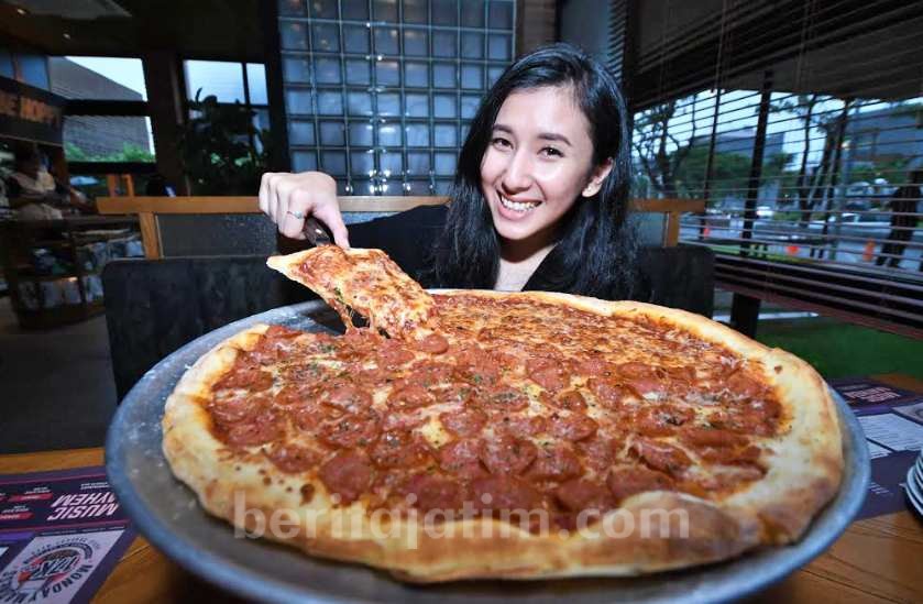 Coba Yuk! Pizza Jumbo yang Kriuk Ini