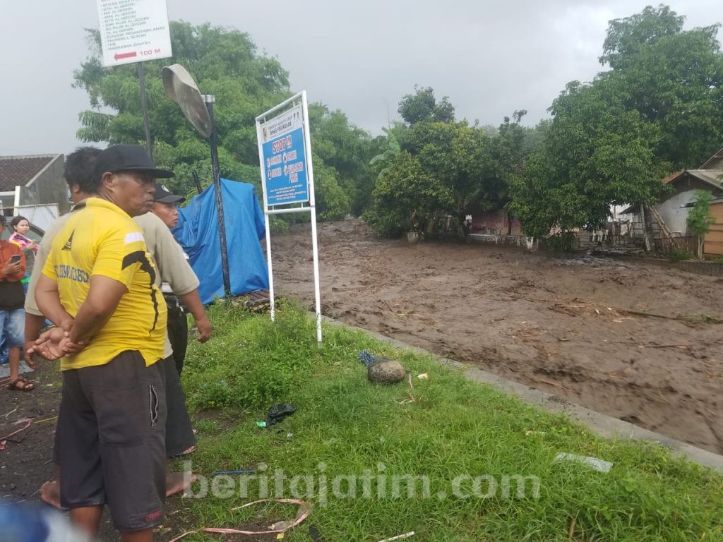 Sungai Jompo Jember Mendadak Meluap dan Berwarna Coklat, Warga Dievakuasi