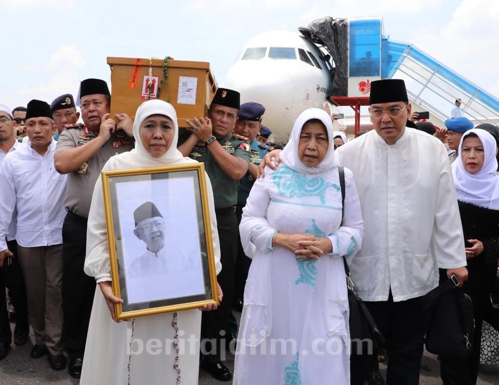 Jenazah Gus Sholah Tiba di Juanda