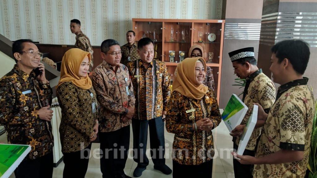 Ketua RT/RW di Kota Mojokerto Terima Kartu BPJS Ketenagakerjaan