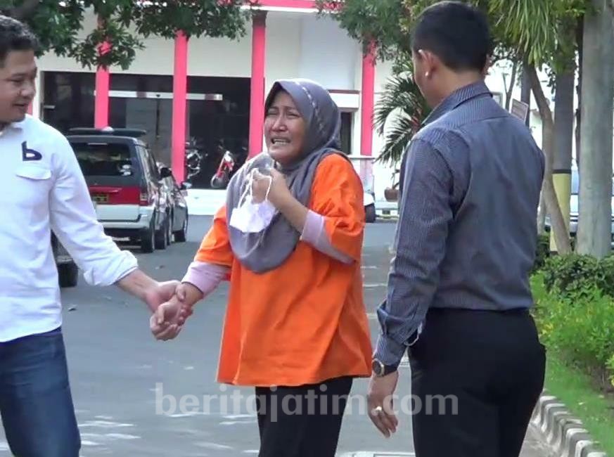 Tersangka Penghina Risma Tiba-tiba Jongkok, lalu Menangis