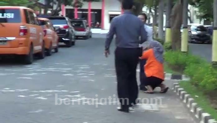 Risma Resmi Cabut Laporan Penghinaan di Polrestabes Surabaya