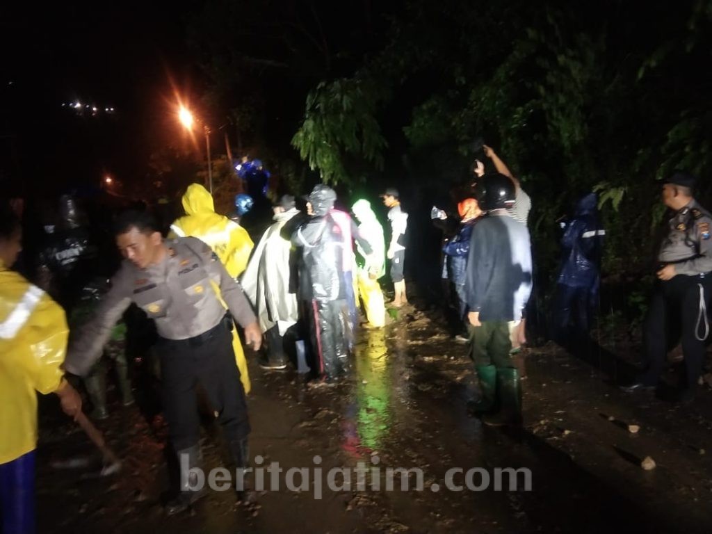 Bareng Warga, Polres Mojokerto Gerak Cepat Bersihkan Material Longsor Pacet