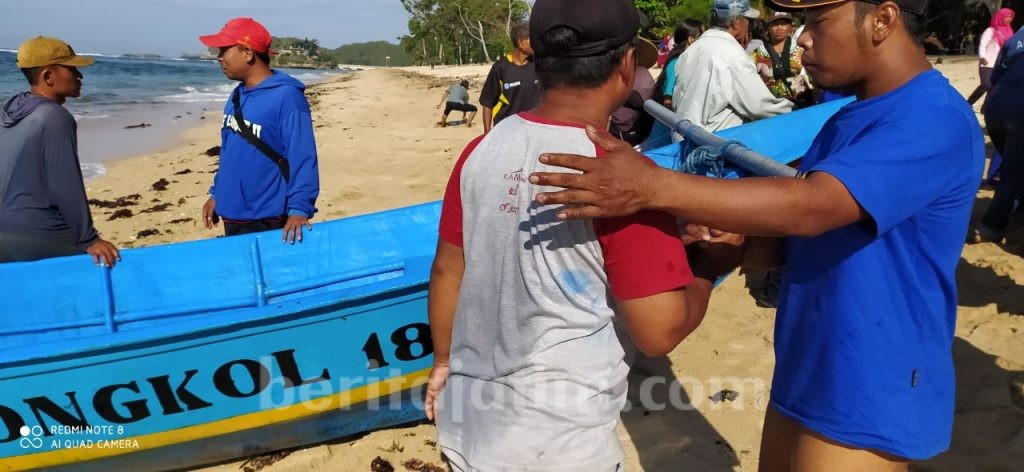 Dua Orang Komunitas Mahasiswa Kediri Terseret Ombak Balekambang