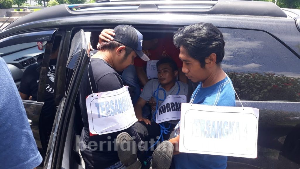 Polisi Gelar Rekontruksi Pembunuhan di Tol Kebomas