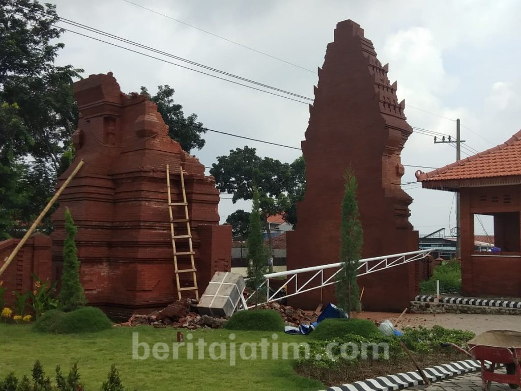 Diterjang Hujan Deras dan Petir, Gapura Mojokembang Sore Park di Pacet Roboh