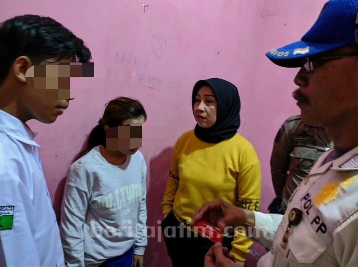 Petugas Temukan Alat Kontrasepsi dan Test Pack di Kamar Kos Pelajar Mojokerto