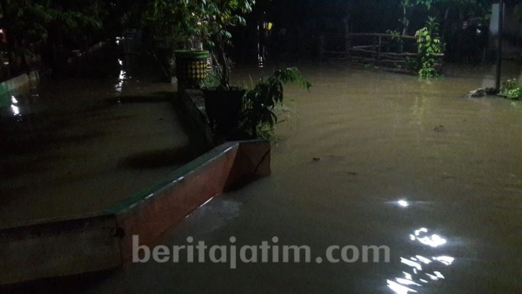 Luapan Air Mulai Genangi Rumah Warga di Pamekasan