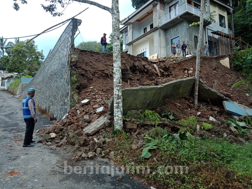 Tembok Pagar Ambrol Akibat Hujan Lebat
