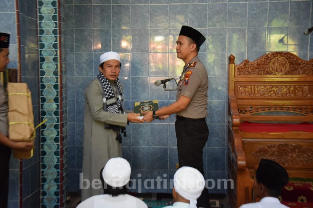 Polres Pamekasan Wakafkan Alquran ke Masjid