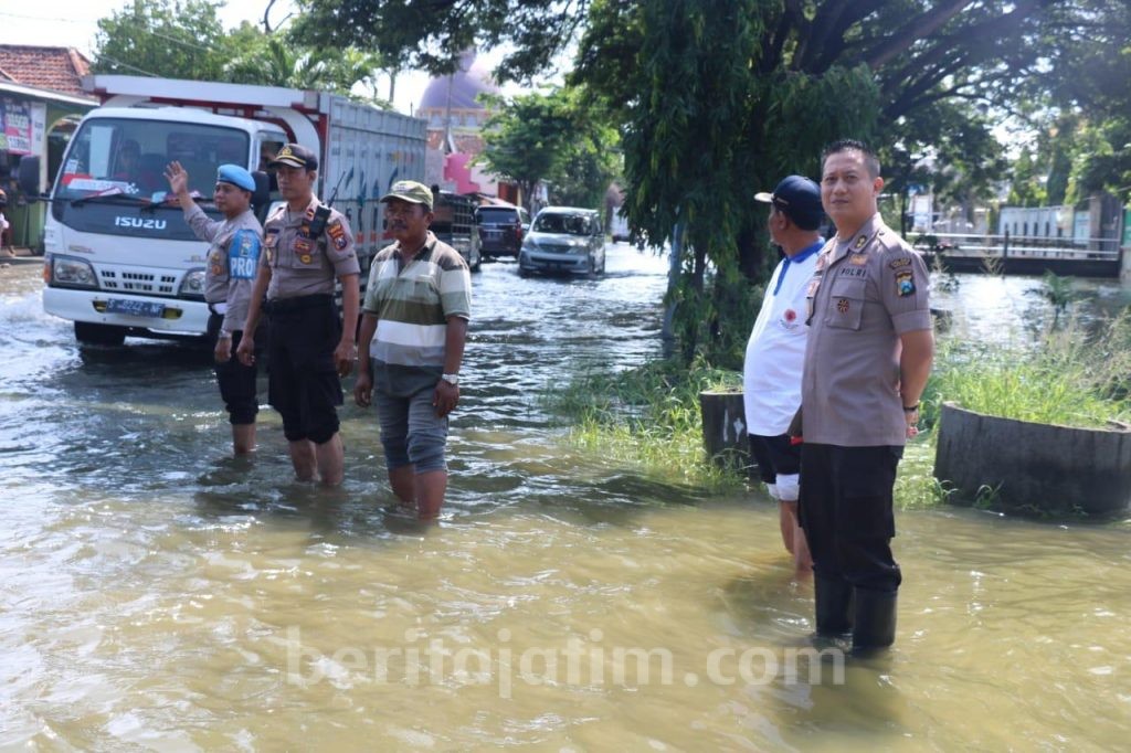 Kapolres Gresik Cek Lokasi Banjir, Warga Dihimbau Agar Mau Mengungsi