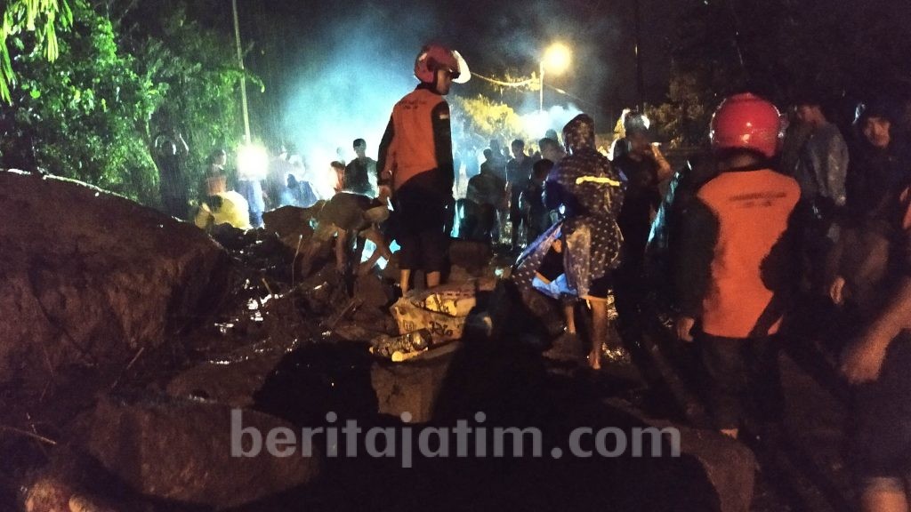 Hujan Deras di Mojokerto, Longsor Tutup Akses Jalan Pacet-Trawas
