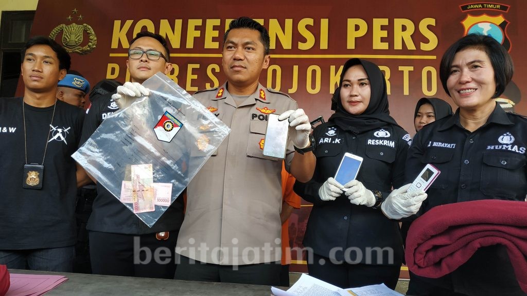 Tawarkan Villa Plus Servis Layanan Seks Threesome, 2 Warga Mojokerto Diamankan