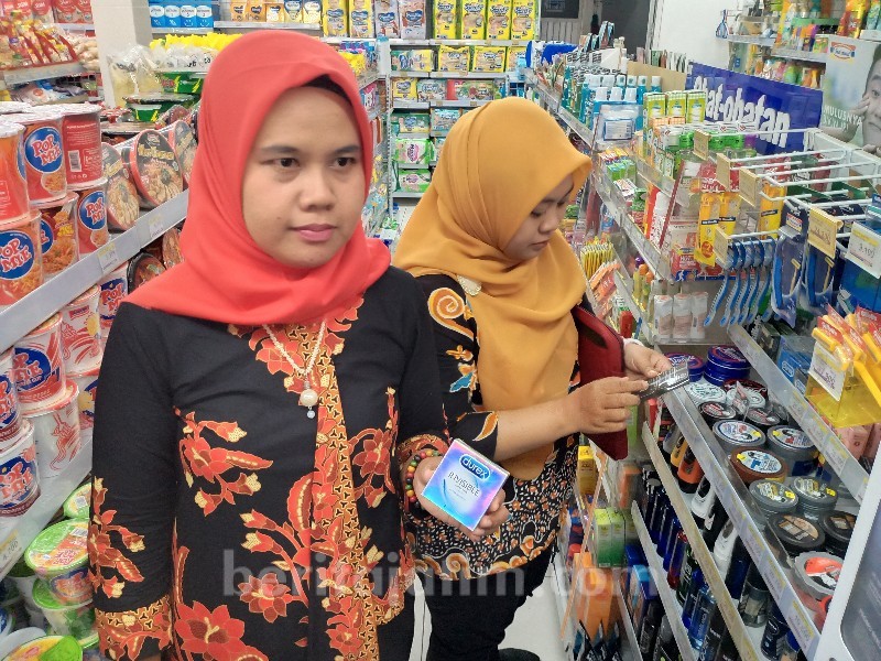 Jelang Hari Valentine, Petugas Gabungan Sidak Alat Kontrasepsi di Kediri