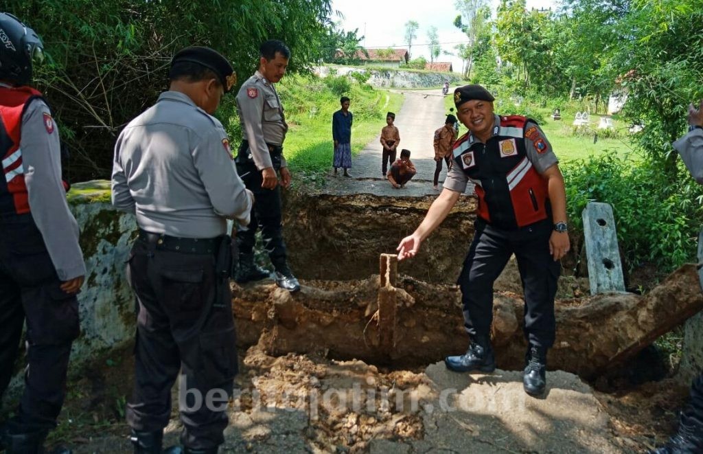 Banjir Pamekasan, 2 Jembatan Ambruk