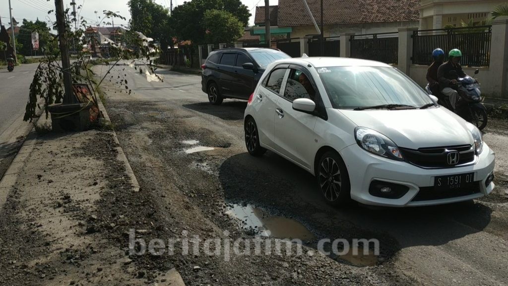 Awas, Jalan By Pass Mojokerto Rusak dan Penuh Lubang
