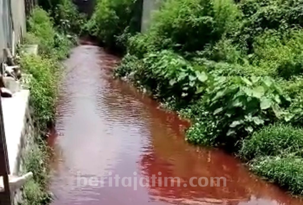 Geger! Air Sungai di Kampung Dalem Kota Kediri Berubah Warna Merah Darah