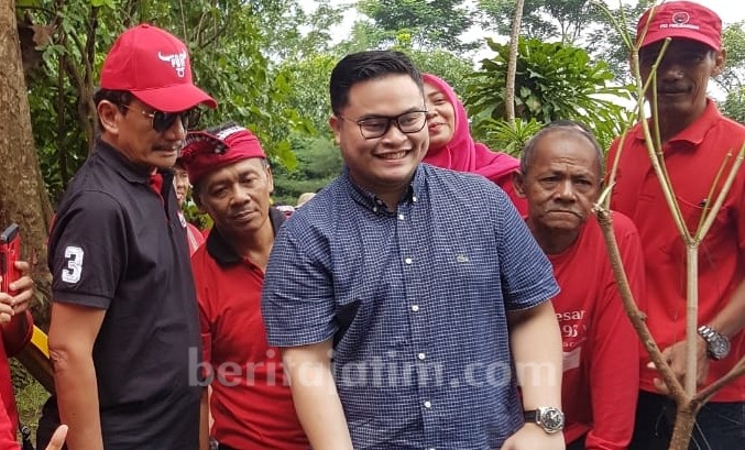 Ikut Penghijauan, Putra Seskab RI Diperkenalkan Sebagai Bacabup Kediri