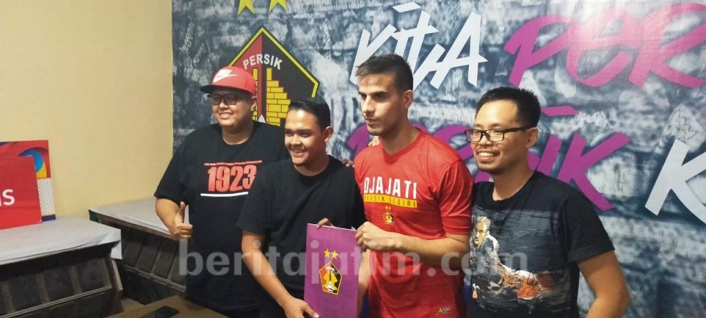 RESMI.. Persik Kontrak Pemain Australia Ante Bakmaz