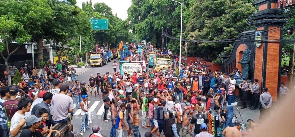 Ribuan Pencari Pasir Kelud Tuntut Pencabutan Izin Perusahaan Tambang dan Pembebasan 3 Sopir Truk