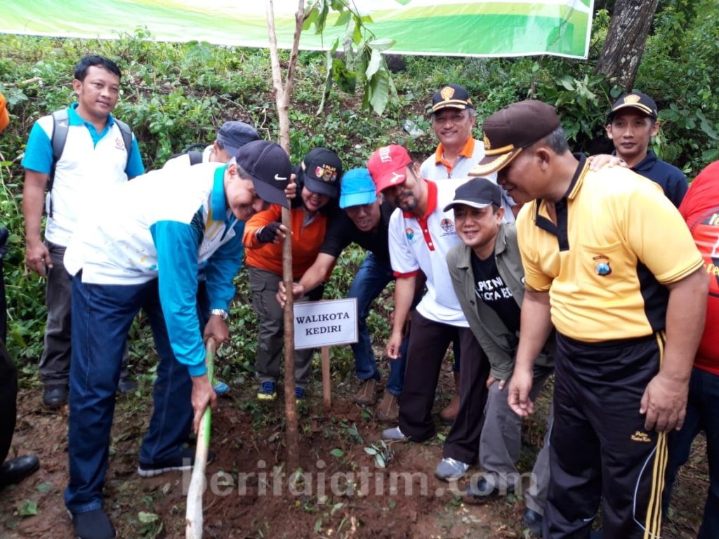 Lestarikan Sumber Mata Air di Lembah Tretes Kediri, Tanam 2 Ribu Bibit Akar Wangi