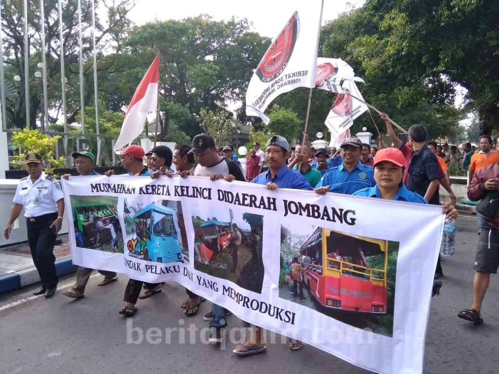 Ratusan Sopir Angkot Demo Bupati Jombang