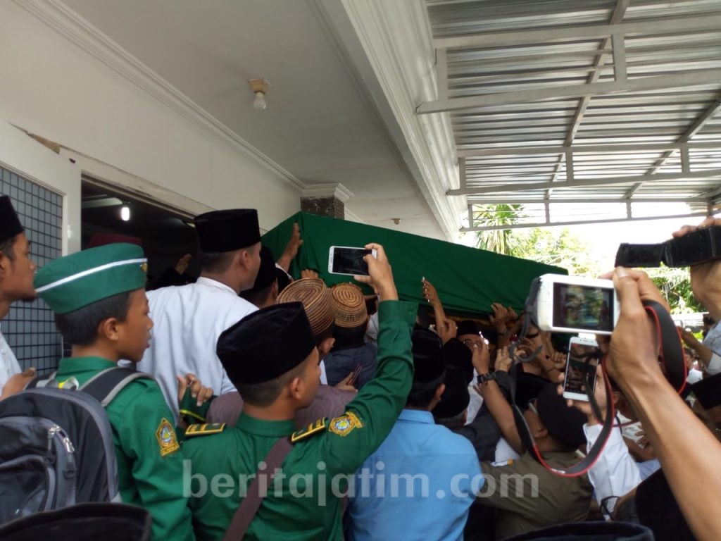 Tiba di Tebuireng, Jenazah Gus Sholah Disambut Ribuan Orang
