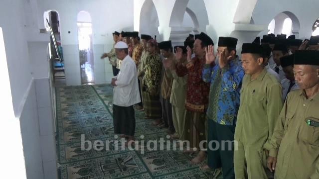 Ratusan Santri Ponpes Kapurejo Salat Gaib untuk Gus Sholah