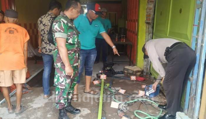 Pekerja Pagar Besi di Mojokerto Tersengat Listrik
