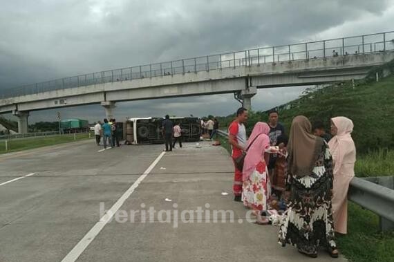 Ban Pecah, Minibus Berpenumpang 16 Orang Celaka di Tol Jomo