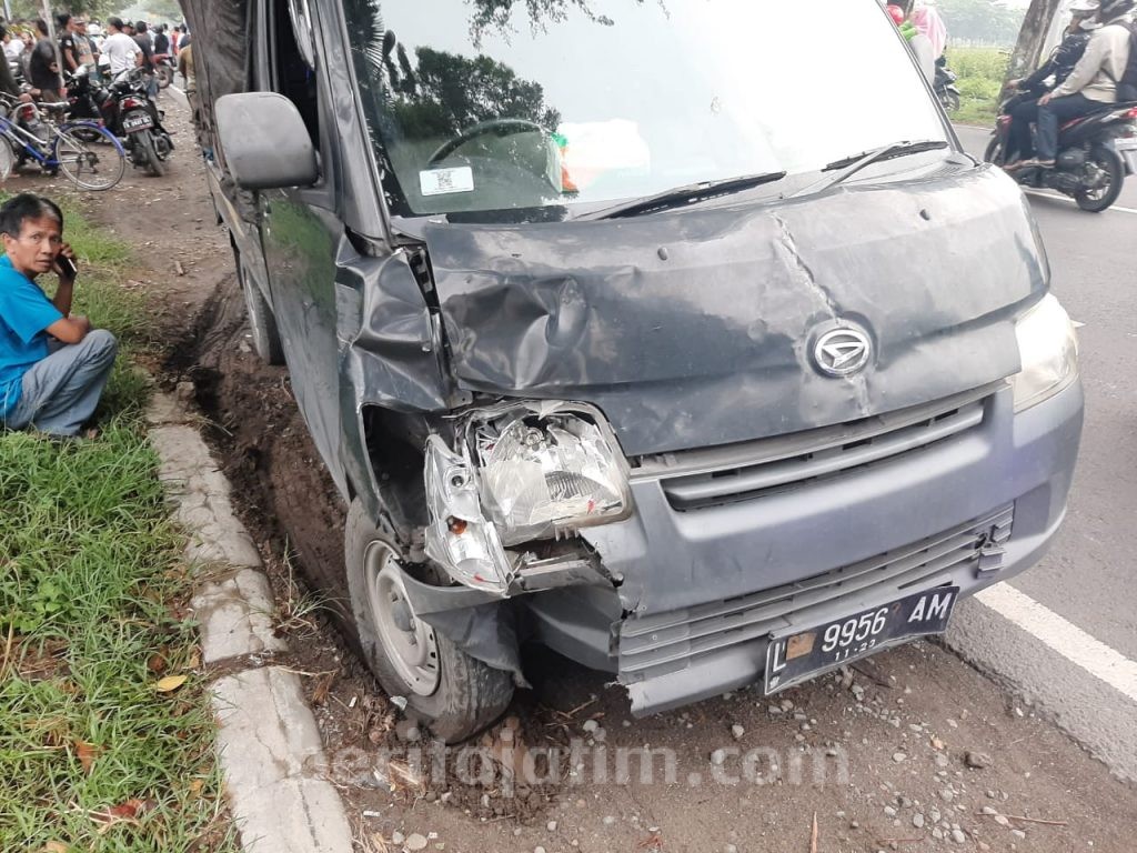 Pecah Ban, Pikap Hantam 3 Motor, 1 Orang Tewas