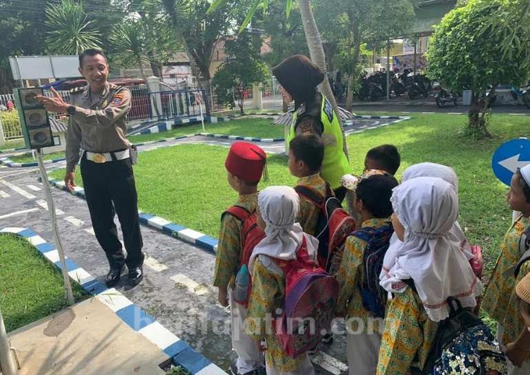 Polantas Gresik Kenalkan Polsanak di Sekolah TK