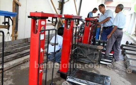 Lindungi Konsumen, Disperindag Kabupaten Kediri Tera Ulang Timbangan Pedagang