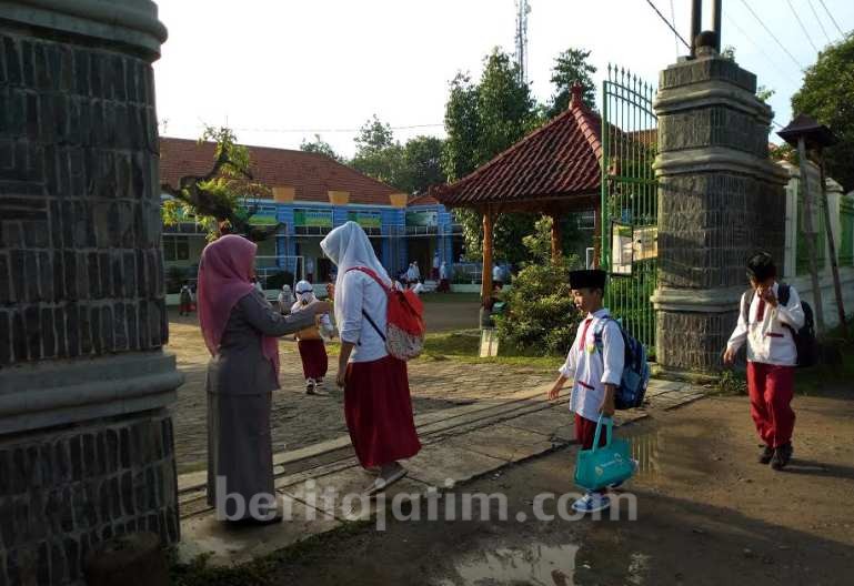 Gus Sholah Meninggal, 12 Sekolah Diliburkan