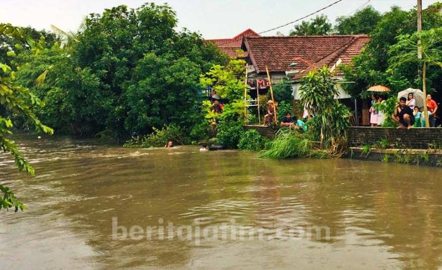 Tiga Siswa SMP Diduga Hanyut di Sungai Pucang Sidoarjo