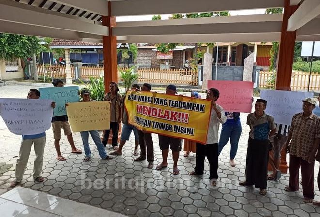 Tolak Pembangunan Menara Telekomunikasi, Warga Ngrupit Jenangan Demo