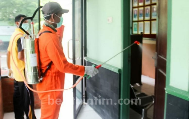 Dinkes Bojonegoro Lakukan Penyemprotan Disinfektan Serentak di Lingkungan Perkantoran