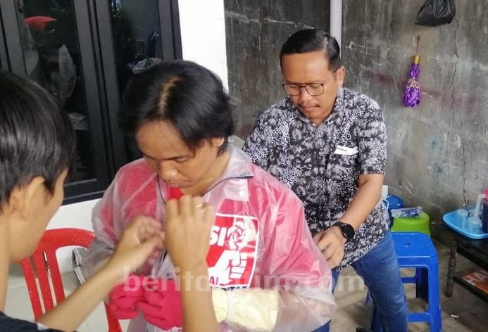 PSI Surabaya Lakukan Penyemprotan Disinfektan dan Pembagian Masker