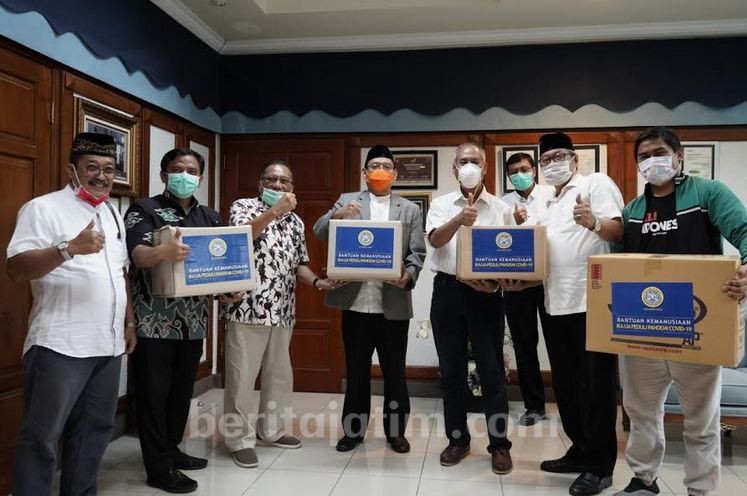 APD Langka, IKA UA Salurkan Bantuan untuk Tenaga Medis RSUA