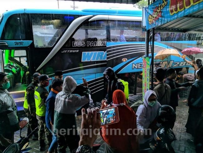 Guyuran Hujan Sambut 152 Santri Ponpes Lirboyo Asal Ponorogo yang Dipulangkan