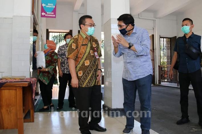 Peduli Tenaga Medis, Cak Machfud Beri APD untuk Rumah Sakit Dr Soetomo