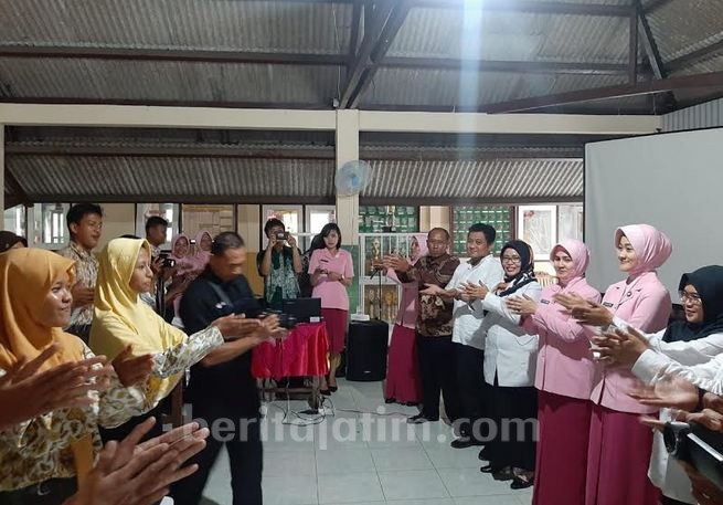Cuci Tangan Ala Tik Tok, Cara Istri Kapolres Gresik Ajari Siswa SLB Jaga Kebersihan