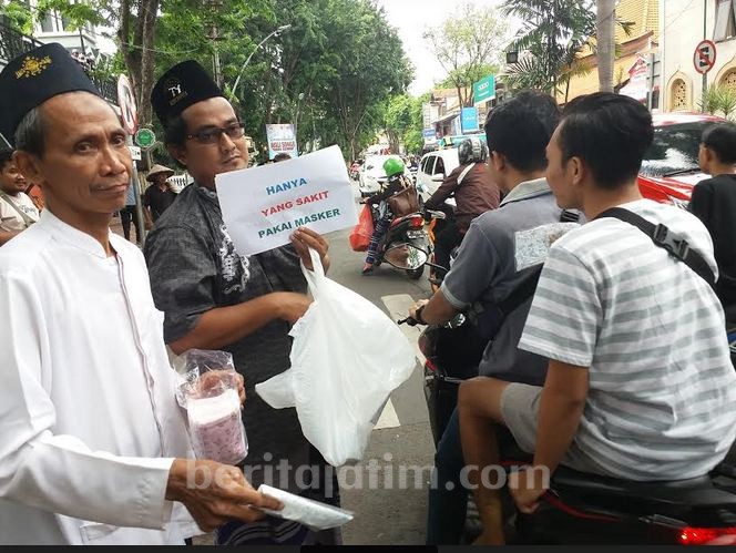 PCNU Gresik Bagi-bagi Masker ke Pengendara Jalan
