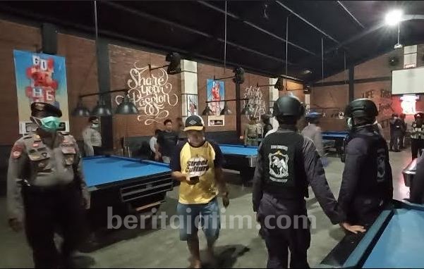 Tim Gabungan Bubarkan Kerumunan Massa di Kafe dan Tempat Biliar