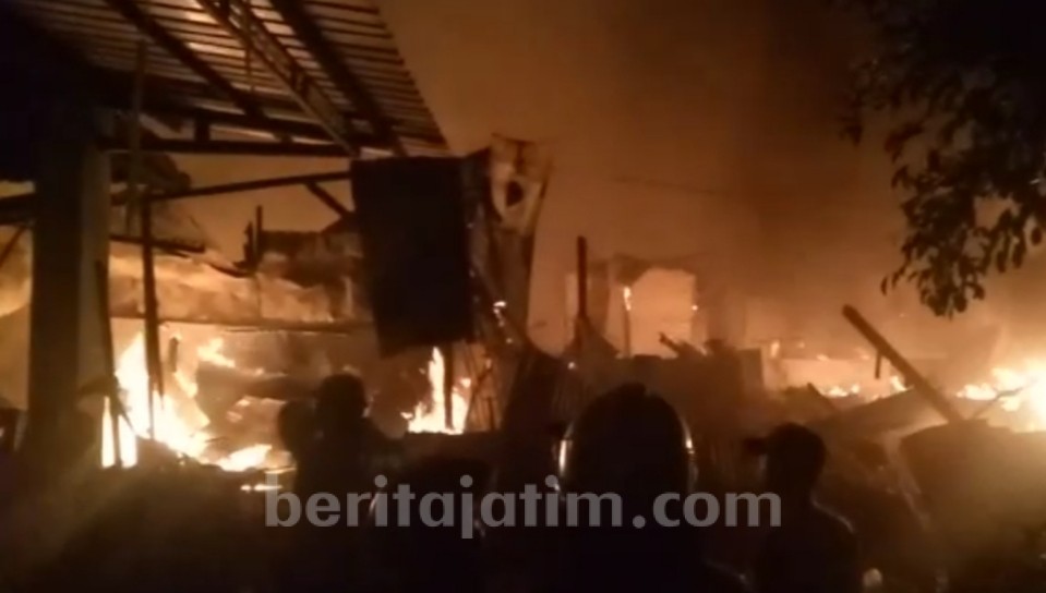 Ratusan Kios di Pasar Baru Tuban Terbakar
