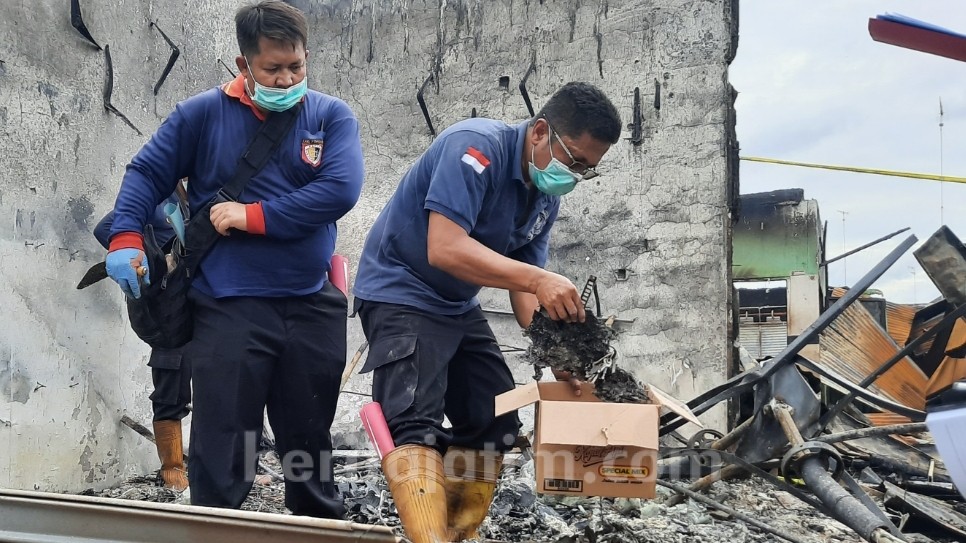 Tim Labfor Olah TKP Kebakaran Pasar Baru Tuban, Ini Barang yang Diamankan